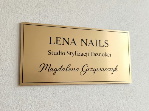 Wizualizacja złota tabliczka z nazwą firmy